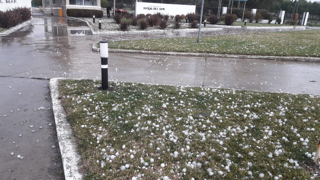 Impresionante caída de granizo en Santa Clara del Mar