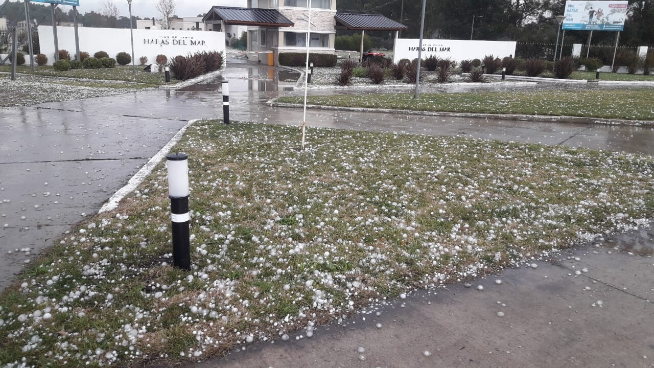 Impresionante caída de granizo en Santa Clara del Mar