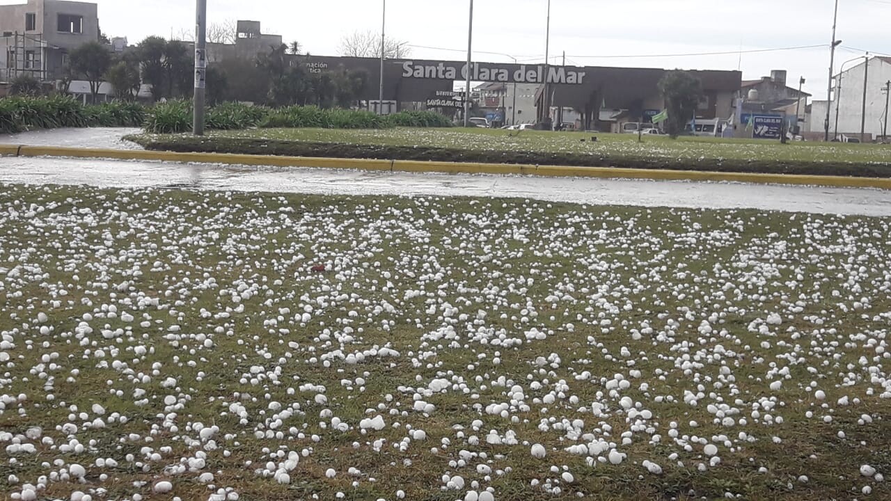 Impresionante caída de granizo en Santa Clara del Mar