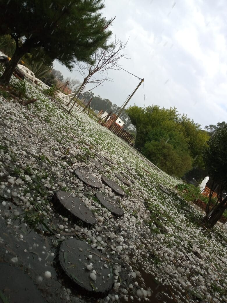 Impresionante caída de granizo en Santa Clara del Mar