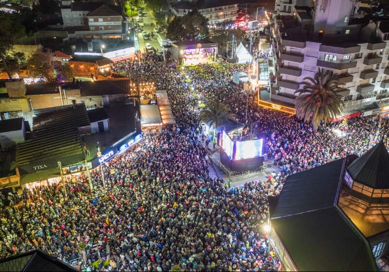 Las autoridades indicaron que se trató "de un nuevo récord turístico para el municipio y la Provincia de Buenos Aires, con más de 20 mil personas que colmaron la Avenida 3".