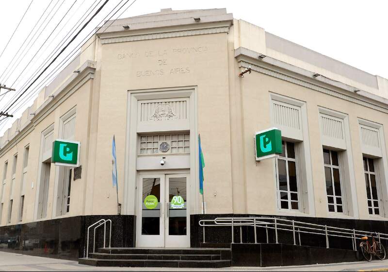 La iniciativa busca cuidar a las personas de la exposición a las altas temperaturas y rige para todos los bancos de los municipios adheridos, incluida la sede de Coronel Vidal.