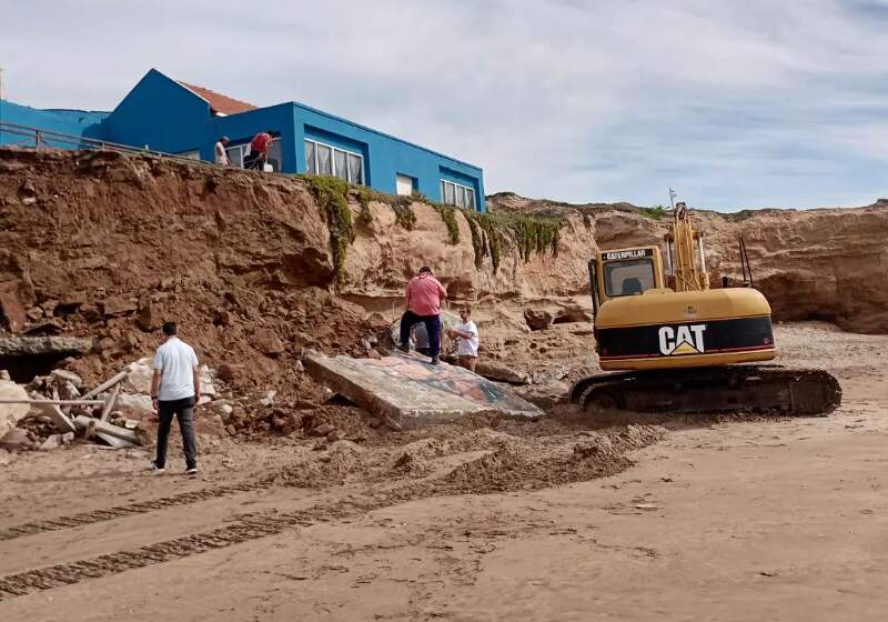 "Solicitamos no acercarse a las zonas delimitadas con cintas de peligro", que "fue muy castigada por la erosión costera durante muchos años", explicó Matías Jara.