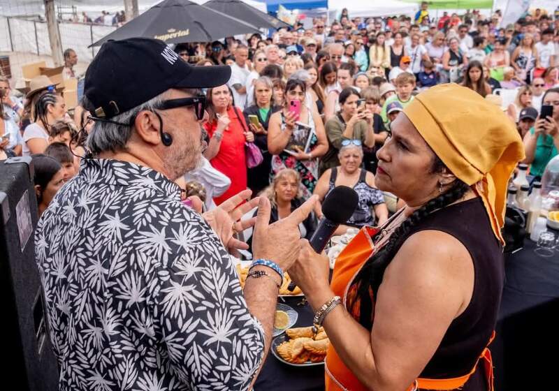 El cocinero estuvo en Santa Clara y se realizó una degustación de de productos locales de “Hecho en Mar Chiquita”. Silvia Zabaleta, representó a la Fiesta de la Empana.