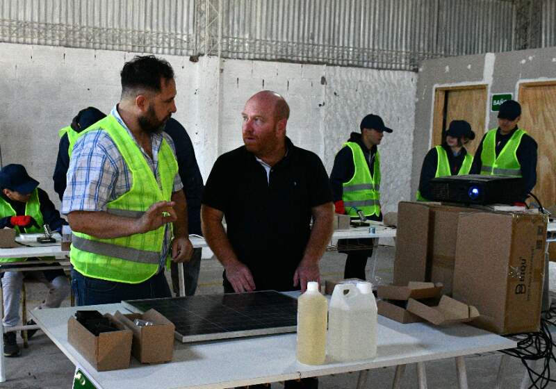 El intendente Walter Wischnivetzky visitó en el Sector Industrial Planificado de Coronel Vidal, la Empresa Grupo INDETEC de innovaciones y desarrollos tecnológicos.