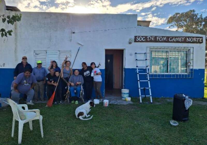 El último sábado, militantes de La Cámpora encabezaron las acciones en la Sociedad de Fomento de Camet Norte.