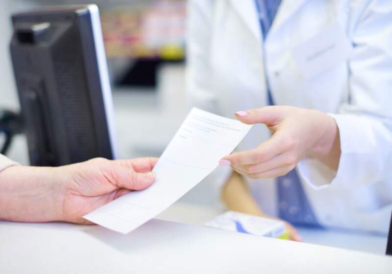El listado incluye datos precisos como el nombre genérico del medicamento, la marca comercial y el laboratorio productor.