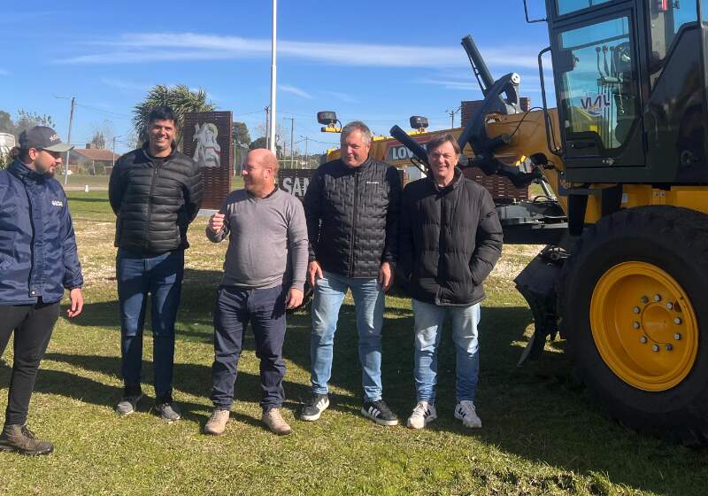 El Delegado Matías Jara, a cargo de la dependencia municipal, recibió la motoniveladora que entregó el Intendente Wischnivetzky junto a Fabián Jacquet y Gustavo Rivadavia.
