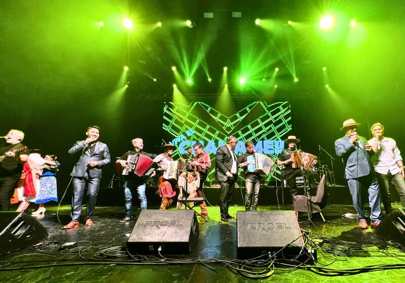 Antonio Tarrago Ros, Los de Imaguaré, Los Alonsitos, Blas Martínez Riera Grupo, Alfredo Monzón y el Quinteto Cocomarola escribieron una página inolvidable en pleno centro porteño.