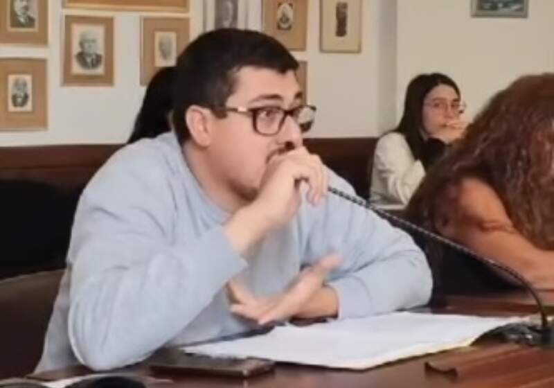 Tras la participación del Intendente Walter Wischnivetzky en el acto de Kicillof, el concejal de la UCR Federico Filippi realizó fuertes críticas. 