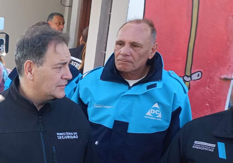 Además, el ministerio de Seguridad de la Provincia, entregó dos camionetas para la dependencia.