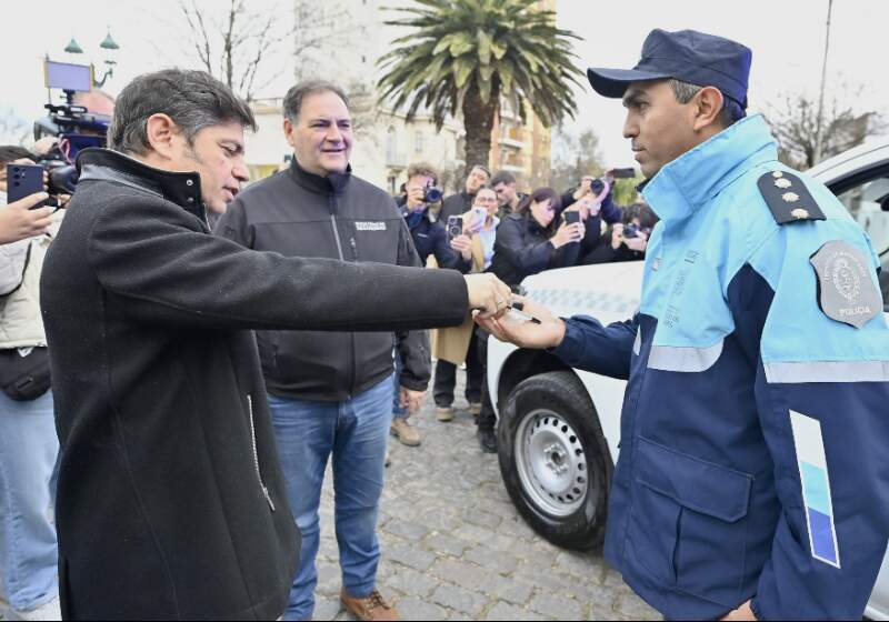 El gobernador bonaerense destinó recursos para salud y seguridad en el distrito. Criticó las políticas económicas y pidió mayor protección social.