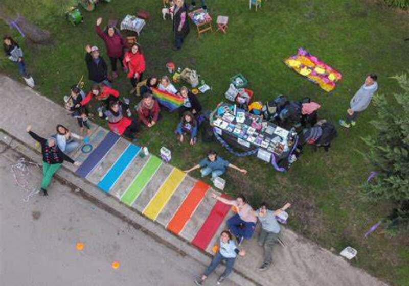 Este domingo, vecinos y organizaciones volverán a pintar la vereda del orgullo y compartirán una jornada con propuestas culturales y recreativas.