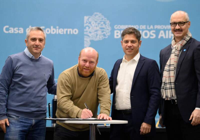 El intendente Walter Wischnivetzky firmó el acta junto al gobernador Kicillof y el Ministro Larroque.