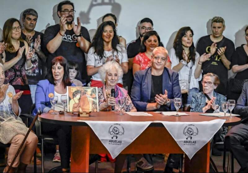 Se trata del hermano de Adriana Metz Romero. El hombre tiene ahora 48 años. "Hoy se abrazan en ese encuentro tan esperado", dijo Estela De Carlotto en una conferencia.