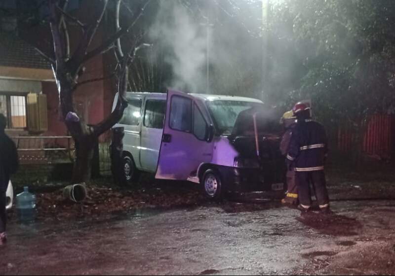 El fuego afectó el motor y la cabina del vehículo. Bomberos lograron sofocar las llamas sin que se registraran heridos.