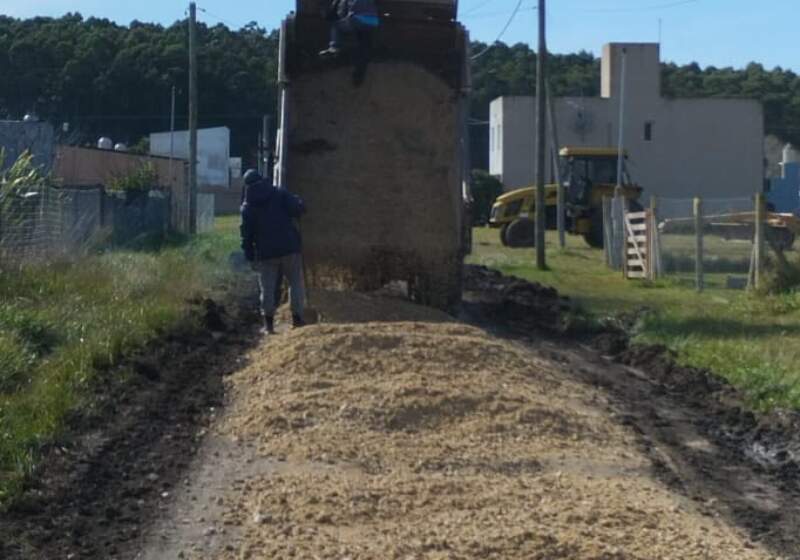 La Delegación Santa Clara informó tareas de colocación de granza en distintos sectores del barrio para mejorar la transitabilidad.