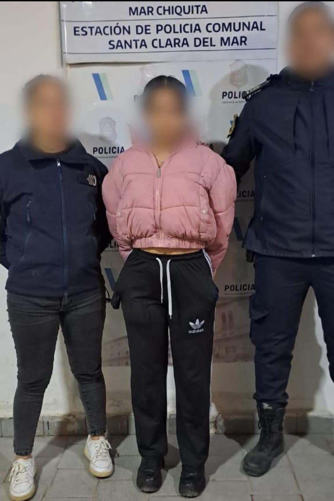 Detienen a dos personas durante la madrugada: uno de ellos estaba armado