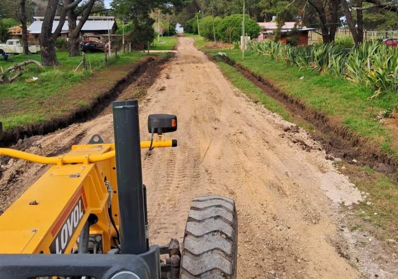 Las tareas se realizan por etapas con personal y maquinaria municipal. El delegado Matías Jara destacó el compromiso del equipo a cargo de las tareas.