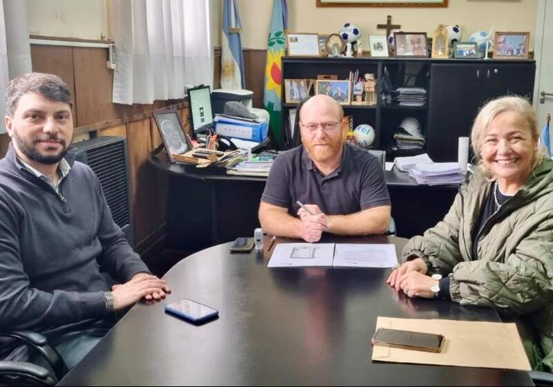 El intendente de Mar Chiquita, Walter Wischnivetzky firmó un contrato de comodato para contar con la instalación de un cajero automático. 