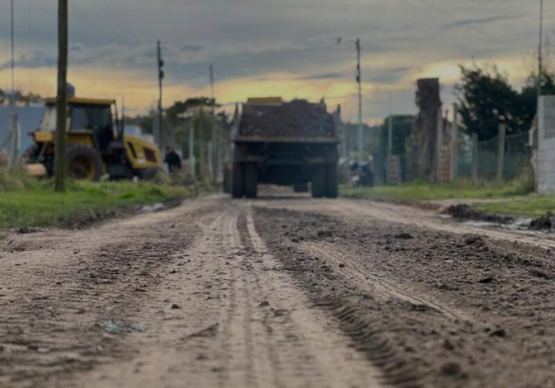 Se reacondicionaron calles con granza y desagües. La circulación de vehículos pesados está prohibida durante precipitaciones, según ordenanzas vigentes