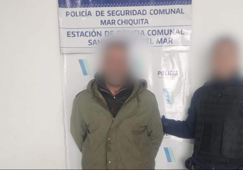 El sujeto fue aprehendido tras golpear a la víctima con una escoba y amenazarla de muerte. La policía lo atrapó a los pocos minutos y fue trasladado a la Unidad 44 de Batán.