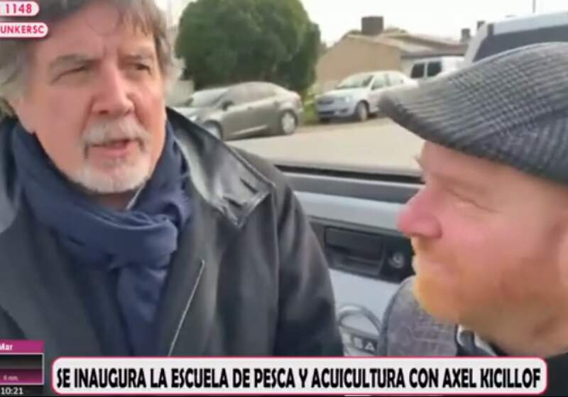 El gobernador Axel Kicillof, junto al Ministro de Educación, Alberto Sileoni y el intendente de Mar Chiquita, Walter Wischnivetzky, firmaron el acta.