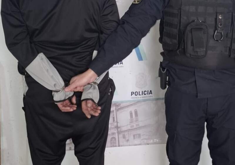 El hecho ocurrió en el barrio Atlántida. Los acusados intentaron agredir a personal policial tras ser interceptados por un llamado al 911.