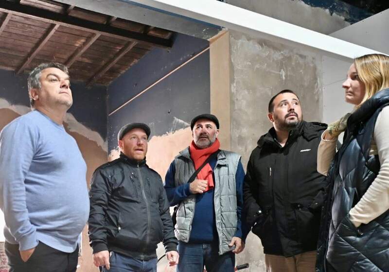 El intendente Walter Wischnivetzky recorrió las instalaciones este viernes. El edificio registra un 70% de ejecución y será parte del programa provincial “Puentes”.