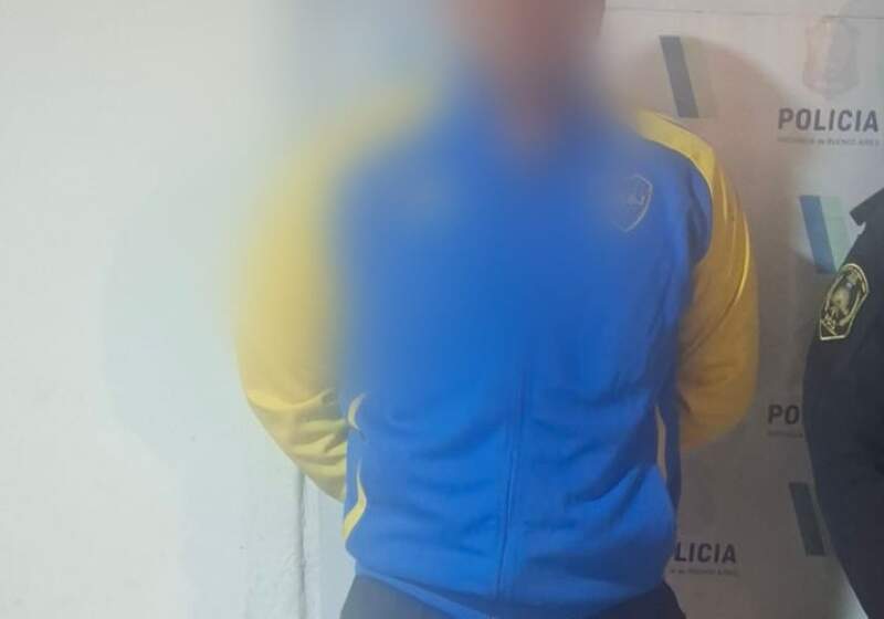 El sujeto fue retenido por vecinos tras arrojar piedras y romper vidrios; intervino la Fiscalía de Flagrancia y quedó imputado.