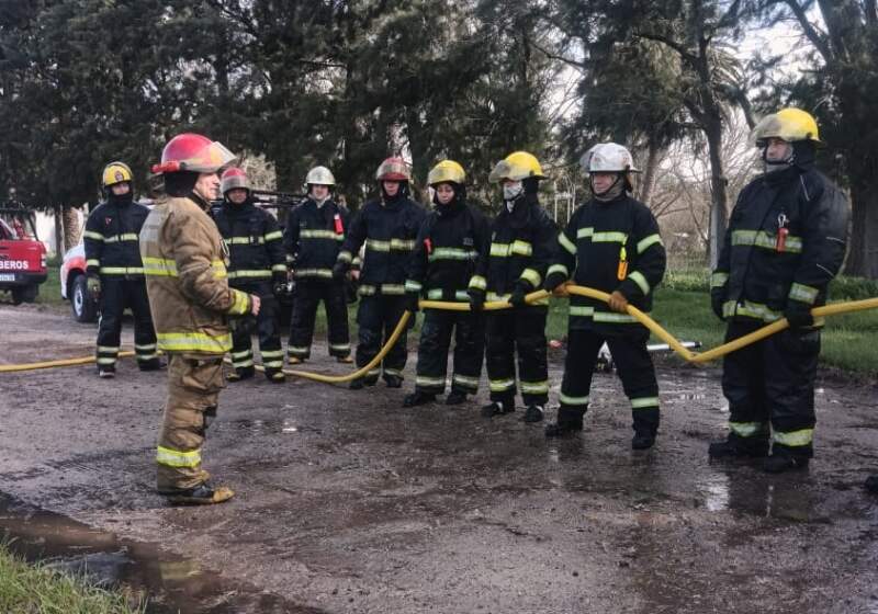 Bomberos de la región se capacitaron en incendios industriales en General Pirán