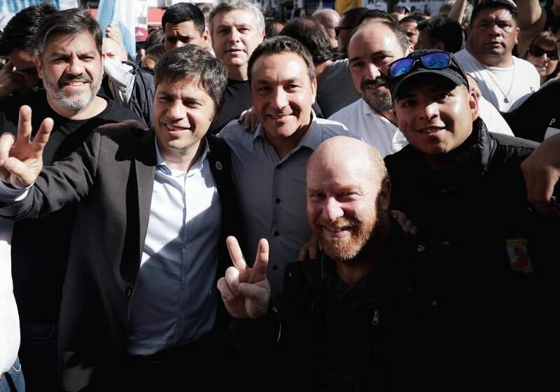 El intendente de Mar Chiquita participó de la movilización en Buenos Aires contra el veto presidencial a leyes educativas y sanitarias.