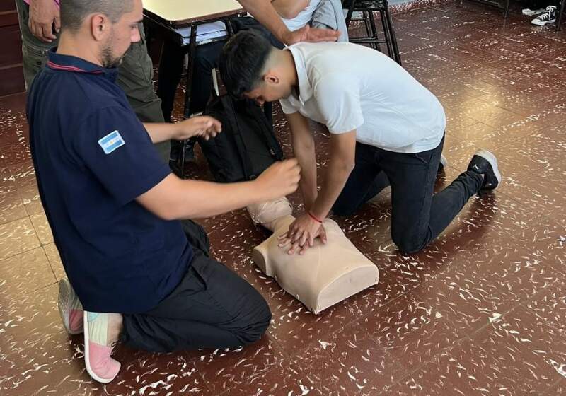 Bomberos capacitaron en RCP a estudiantes del Colegio Don Bosco