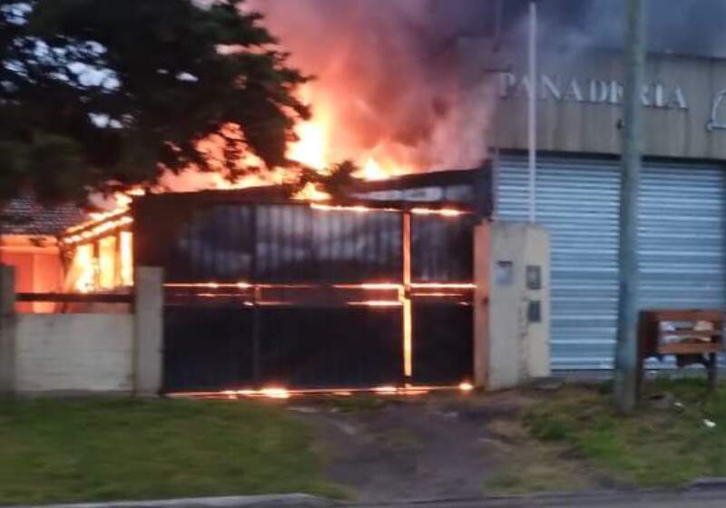 Se incendió una camioneta dentro de una vivienda en Santa Clara