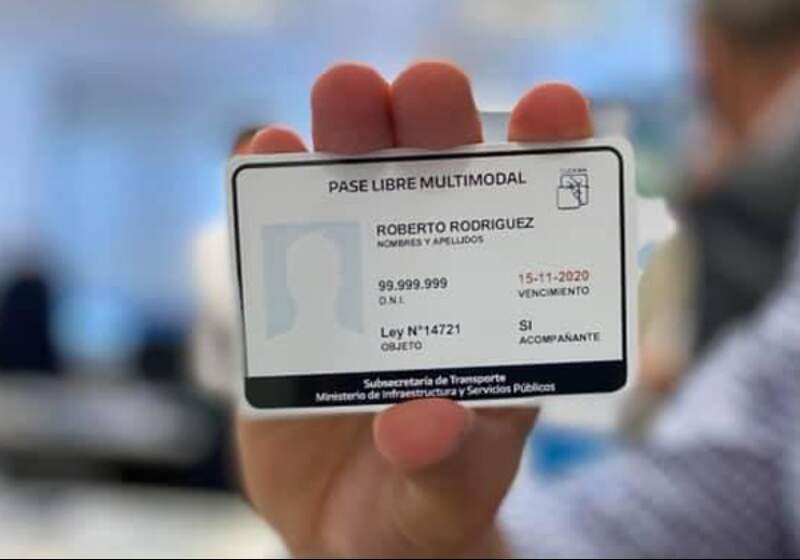 El beneficio permite viajar gratis en el transporte público bonaerense. El acto será este viernes en el Centro Cultural de la ciudad.