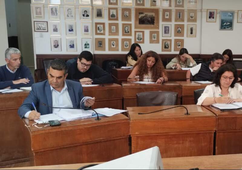 Con negociaciones previas y suspenso el Concejo Deliberante giró dos expedientes clave a comisión