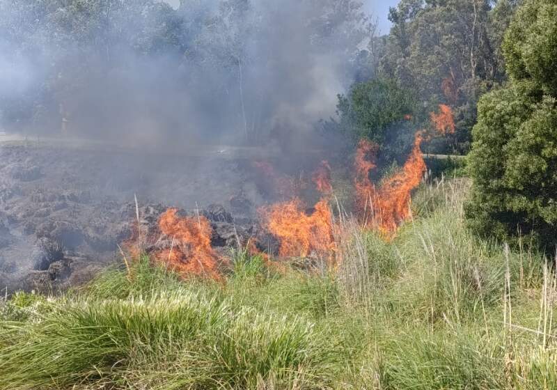 Tras varias horas los bomberos contuvieron un incendio en la ruta 2