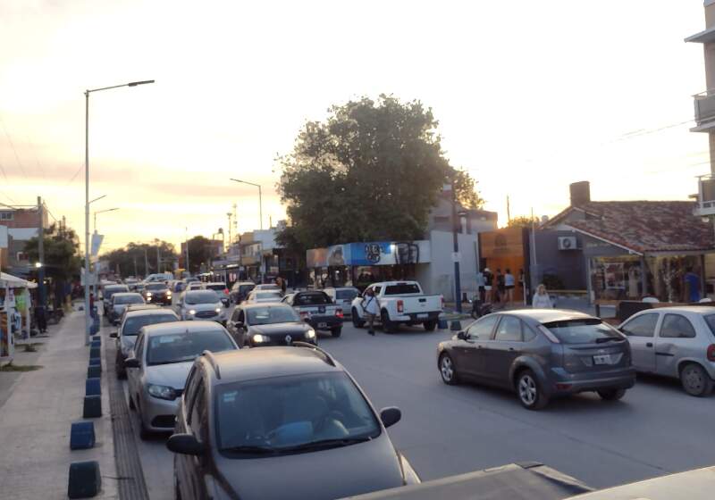 Convocan a reunión informativa para vendedores ambulantes en Santa Clara