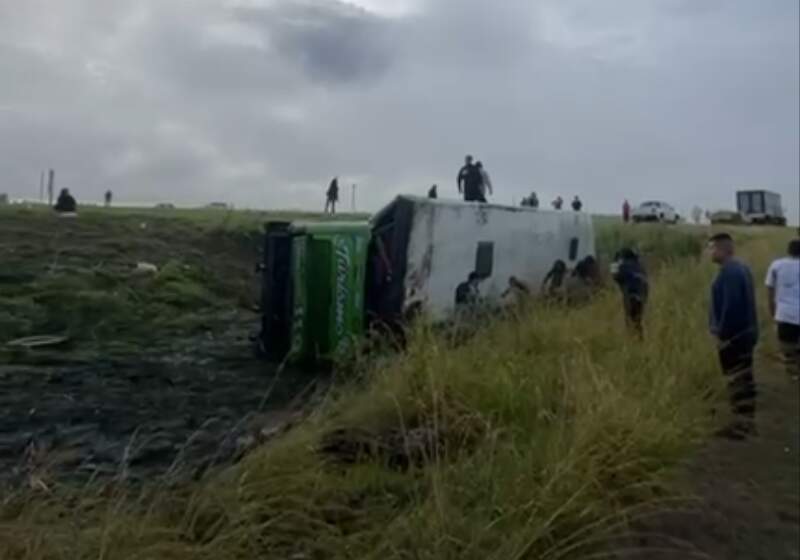 Volcó un micro en Ruta 2 a la altura de General Pirán: confirmaron personal fallecidas