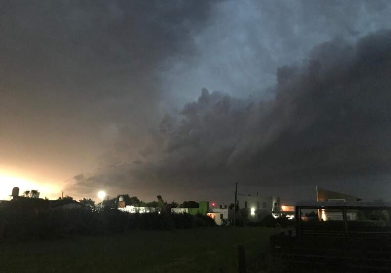 El SMN registró 35,7° de máxima en Mar Chiquita y emitió alerta amarillo por actividad eléctrica, granizo y ráfagas intensas.