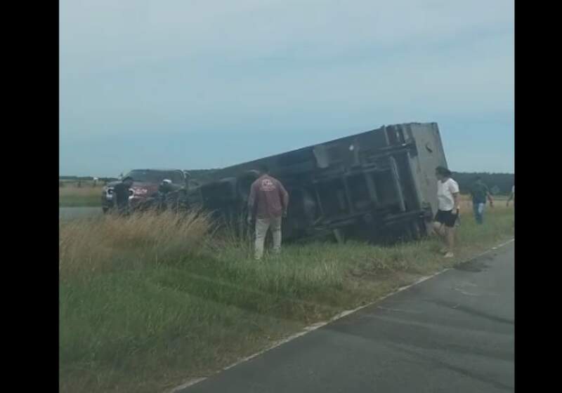 Un camión volcó en la ruta 11 entre La Caleta y Camet Norte