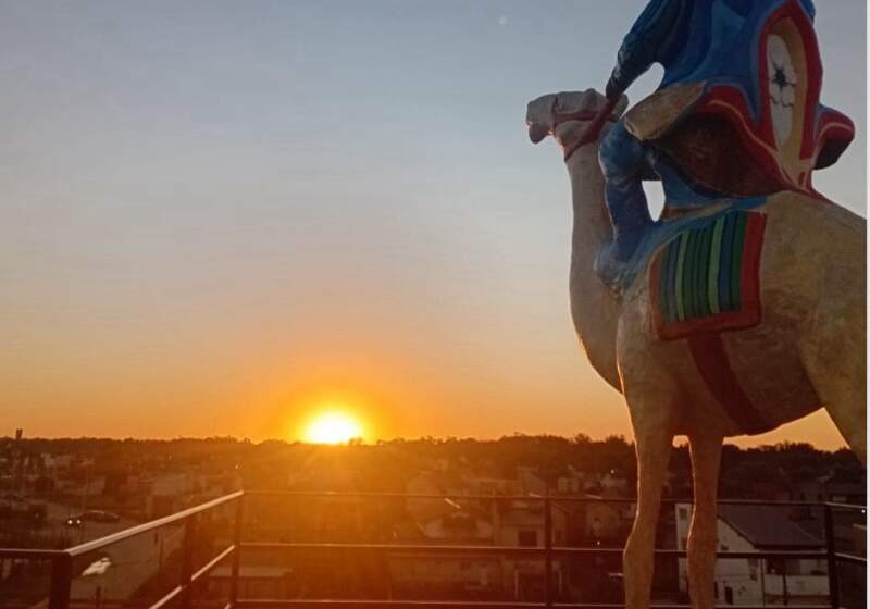 El complejo hotelero y gastronómico abrirá sus puertas con una presentación que incluirá la figura simbólica del jinete Yamel.