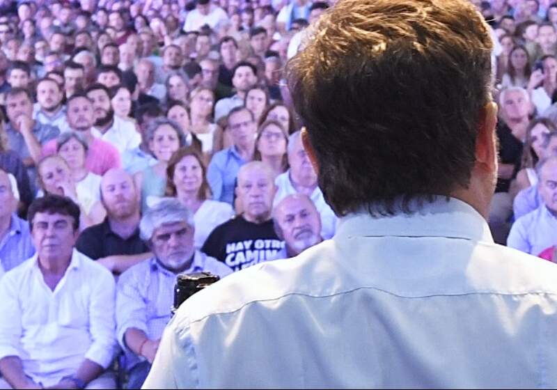 El gobernador encabezó un encuentro en Ensenada ante más de 1.500 militantes, con la presencia de Wischnivetzky y Paredi en primera línea.