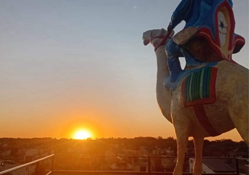 El espacio hotelero y gastronómico abrió sus puertas en calle 20 de Diciembre 50, con diseño temático, servicios variados y propuestas especiales para las fiestas.