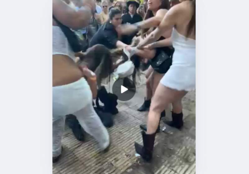 Peleas en inmediaciones de un local nocturno quedaron registradas en videos virales; una persona terminó herida y otra fue aprehendida por la policía.