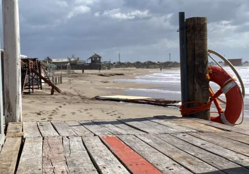  Ordenaron retirar un puesto fijo de ventas de la playa pública