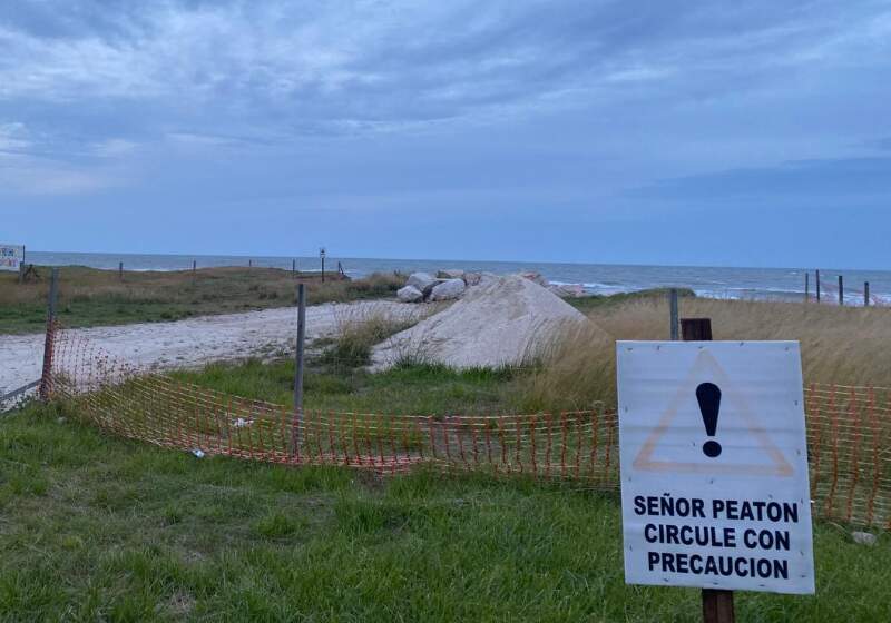Se trata de una escalera en Camet Norte utilizada por guardavidas y turistas.
