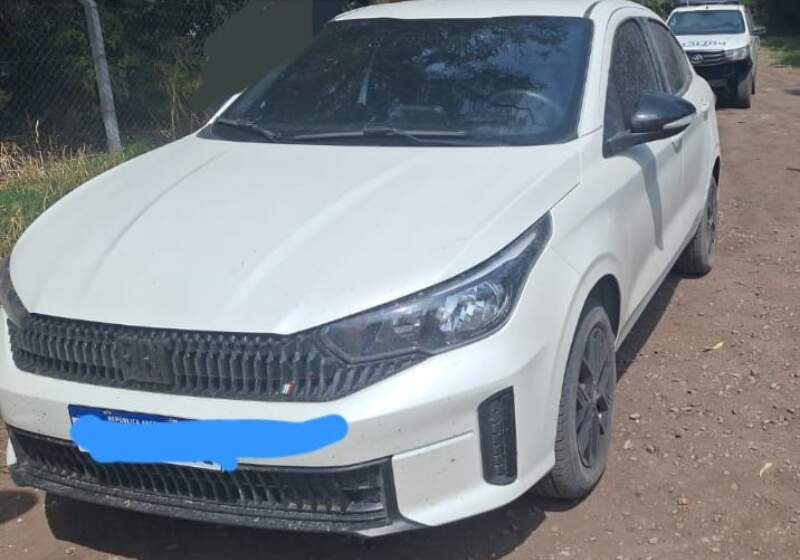 El automóvil fue hallado con una patente adulterada en Batán. Los delincuentes se dieron a la fuga.