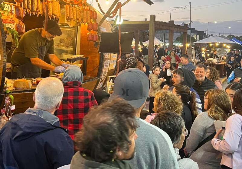 El evento, reprogramado por el mal clima, reunió a visitantes y emprendedores sobre la avenida El Paso y culminó con el tradicional encendido del fogón.