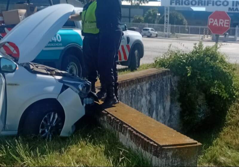 El siniestro ocurrió este martes al mediodía, cerca del ingreso a Santa Clara, cuando un vehículo impactó contra un cantero de cemento.